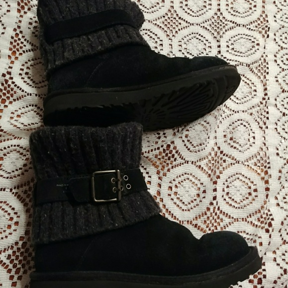 Size 3 Uggs 🎉🎉🎉HOST PICK - Picture 1 of 5